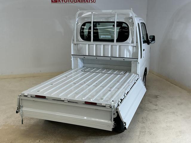 ハイゼットトラックジャンボスタンダード 切替式4WD ラジオデッキ 3方開切替式4WD ラジオデッキ 3方開 前後コーナーセンサー オートマチックハイビーム オートライト スペアキー有り アイドリングストップ 横滑り防止装置 マニュアルエアコン ヘッドライトレベライザー(京都府)の中古車