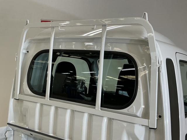 ハイゼットトラックジャンボスタンダード 切替式4WD ラジオデッキ 3方開切替式4WD ラジオデッキ 3方開 前後コーナーセンサー オートマチックハイビーム オートライト スペアキー有り アイドリングストップ 横滑り防止装置 マニュアルエアコン ヘッドライトレベライザー(京都府)の中古車