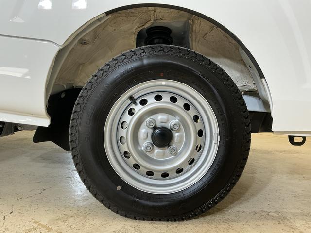 ハイゼットトラックジャンボスタンダード 切替式4WD ラジオデッキ 3方開切替式4WD ラジオデッキ 3方開 前後コーナーセンサー オートマチックハイビーム オートライト スペアキー有り アイドリングストップ 横滑り防止装置 マニュアルエアコン ヘッドライトレベライザー(京都府)の中古車