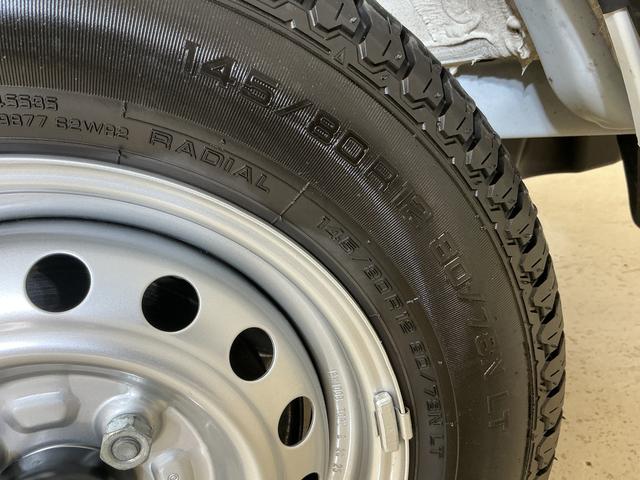 ハイゼットトラックジャンボスタンダード 切替式4WD ラジオデッキ 3方開切替式4WD ラジオデッキ 3方開 前後コーナーセンサー オートマチックハイビーム オートライト スペアキー有り アイドリングストップ 横滑り防止装置 マニュアルエアコン ヘッドライトレベライザー(京都府)の中古車