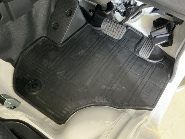 ハイゼットトラックスタンダード 切替式4WD ラジオデッキ コーナーセンサー切替式4WD ラジオデッキ 前後コーナーセンサー オートマチックハイビーム 3方開 オートライト 横滑り防止装置 アイドリングストップ マニュアルエアコン 12V電源ソケット ラバーマット スマアシ(京都府)の中古車