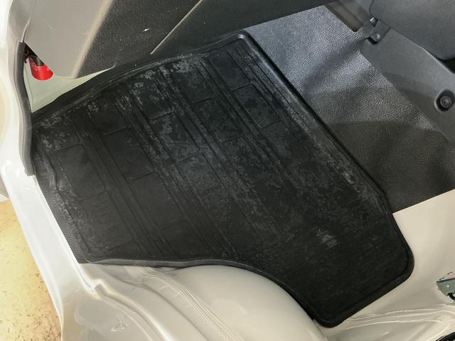 ハイゼットトラックスタンダード 切替式4WD ラジオデッキ コーナーセンサー切替式4WD ラジオデッキ 前後コーナーセンサー オートマチックハイビーム 3方開 オートライト 横滑り防止装置 アイドリングストップ マニュアルエアコン 12V電源ソケット ラバーマット スマアシ(京都府)の中古車