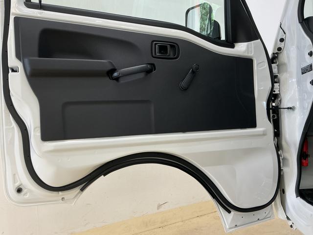 ハイゼットトラックスタンダード 切替式4WD ラジオデッキ コーナーセンサー切替式4WD ラジオデッキ 前後コーナーセンサー オートマチックハイビーム 3方開 オートライト 横滑り防止装置 アイドリングストップ マニュアルエアコン 12V電源ソケット ラバーマット スマアシ(京都府)の中古車
