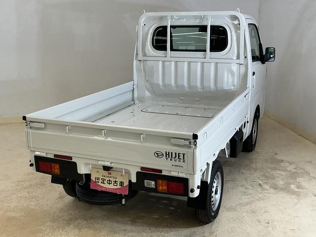 ハイゼットトラックスタンダード 切替式4WD ラジオデッキ コーナーセンサー切替式4WD ラジオデッキ 前後コーナーセンサー オートマチックハイビーム 3方開 オートライト 横滑り防止装置 アイドリングストップ マニュアルエアコン 12V電源ソケット ラバーマット スマアシ(京都府)の中古車