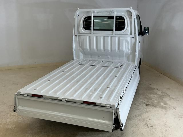 ハイゼットトラックスタンダード 切替式4WD ラジオデッキ コーナーセンサー切替式4WD ラジオデッキ 前後コーナーセンサー オートマチックハイビーム 3方開 オートライト 横滑り防止装置 アイドリングストップ マニュアルエアコン 12V電源ソケット ラバーマット スマアシ(京都府)の中古車