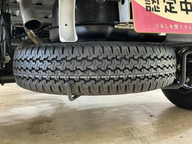 ハイゼットトラックスタンダード 切替式4WD ラジオデッキ コーナーセンサー切替式4WD ラジオデッキ 前後コーナーセンサー オートマチックハイビーム 3方開 オートライト 横滑り防止装置 アイドリングストップ マニュアルエアコン 12V電源ソケット ラバーマット スマアシ(京都府)の中古車