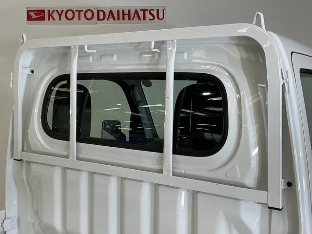 ハイゼットトラックスタンダード 切替式4WD ラジオデッキ コーナーセンサー切替式4WD ラジオデッキ 前後コーナーセンサー オートマチックハイビーム 3方開 オートライト 横滑り防止装置 アイドリングストップ マニュアルエアコン 12V電源ソケット ラバーマット スマアシ(京都府)の中古車
