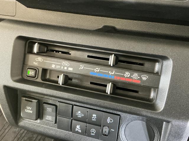 ハイゼットトラックスタンダード 切替式4WD ラジオデッキ コーナーセンサー切替式4WD ラジオデッキ 前後コーナーセンサー オートマチックハイビーム 3方開 オートライト 横滑り防止装置 アイドリングストップ マニュアルエアコン 12V電源ソケット ラバーマット スマアシ(京都府)の中古車