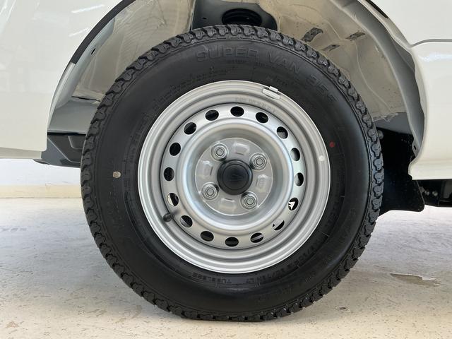 ハイゼットトラックスタンダード 切替式4WD ラジオデッキ コーナーセンサー切替式4WD ラジオデッキ 前後コーナーセンサー オートマチックハイビーム 3方開 オートライト 横滑り防止装置 アイドリングストップ マニュアルエアコン 12V電源ソケット ラバーマット スマアシ(京都府)の中古車