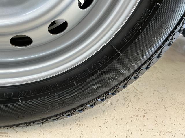 ハイゼットトラックスタンダード 切替式4WD ラジオデッキ コーナーセンサー切替式4WD ラジオデッキ 前後コーナーセンサー オートマチックハイビーム 3方開 オートライト 横滑り防止装置 アイドリングストップ マニュアルエアコン 12V電源ソケット ラバーマット スマアシ(京都府)の中古車