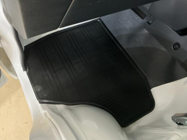 ハイゼットトラックジャンボスタンダード 切替式4WD ラジオデッキ 3方開切替式4WD CVT ラジオ 3方開 前後コーナーセンサー オートマチックハイビーム スマアシ オートライト アイドリングストップ 横滑り防止装置 スペアキー有り マニュアルエアコン ラバーマット(京都府)の中古車