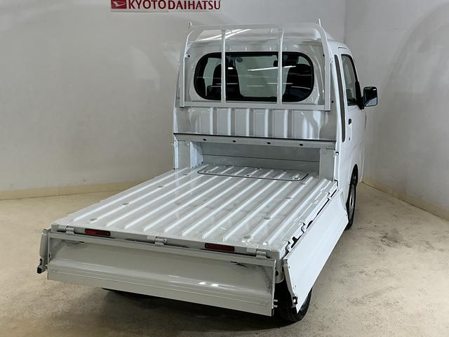 ハイゼットトラックジャンボスタンダード 切替式4WD ラジオデッキ 3方開切替式4WD CVT ラジオ 3方開 前後コーナーセンサー オートマチックハイビーム スマアシ オートライト アイドリングストップ 横滑り防止装置 スペアキー有り マニュアルエアコン ラバーマット(京都府)の中古車
