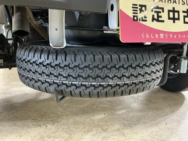 ハイゼットトラックジャンボスタンダード 切替式4WD ラジオデッキ 3方開切替式4WD CVT ラジオ 3方開 前後コーナーセンサー オートマチックハイビーム スマアシ オートライト アイドリングストップ 横滑り防止装置 スペアキー有り マニュアルエアコン ラバーマット(京都府)の中古車