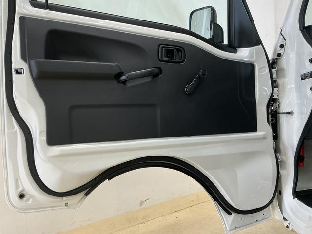 ハイゼットトラックスタンダード　切替式４ＷＤ　ラジオデッキ　３方開　スマアシ切替式４ＷＤ　ラジオデッキ　３方開　前後コーナーセンサー　スマートアシスト　オートライト　アイドリングストップ　横滑り防止装置　マニュアルエアコン　ヘッドライトレベライザー　１２Ｖ電源ソケット（京都府）の中古車