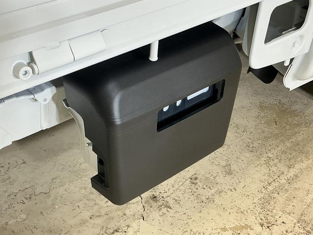 ハイゼットトラックスタンダード　切替式４ＷＤ　ラジオデッキ　３方開　スマアシ切替式４ＷＤ　ラジオデッキ　３方開　前後コーナーセンサー　スマートアシスト　オートライト　アイドリングストップ　横滑り防止装置　マニュアルエアコン　ヘッドライトレベライザー　１２Ｖ電源ソケット（京都府）の中古車