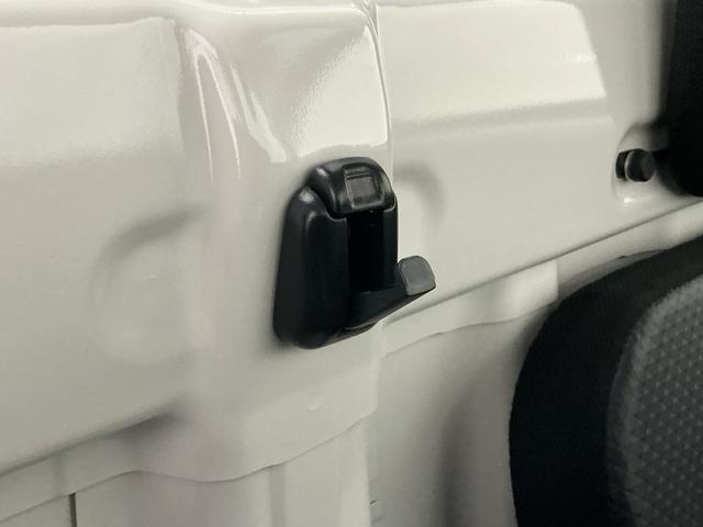 ハイゼットトラックスタンダード　切替式４ＷＤ　ラジオデッキ　３方開　スマアシ切替式４ＷＤ　ラジオデッキ　３方開　前後コーナーセンサー　スマートアシスト　オートライト　アイドリングストップ　横滑り防止装置　マニュアルエアコン　ヘッドライトレベライザー　１２Ｖ電源ソケット（京都府）の中古車