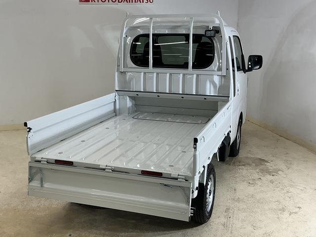 ハイゼットトラックジャンボエクストラ 届出済み未使用車 切替式4WD 3方開届出済み未使用車 切替式4WD 3方開 荷台作業灯 前後コーナーセンサー オートマチックハイビーム LEDヘッドライト フォグライト オートライト スマートキー プッシュスタート スマートアシスト(京都府)の中古車