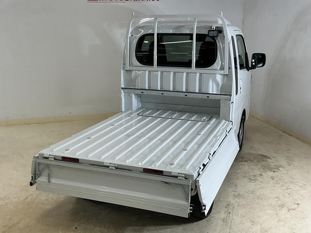ハイゼットトラックジャンボエクストラ 届出済み未使用車 切替式4WD 3方開届出済み未使用車 切替式4WD 3方開 荷台作業灯 前後コーナーセンサー オートマチックハイビーム LEDヘッドライト フォグライト オートライト スマートキー プッシュスタート スマートアシスト(京都府)の中古車