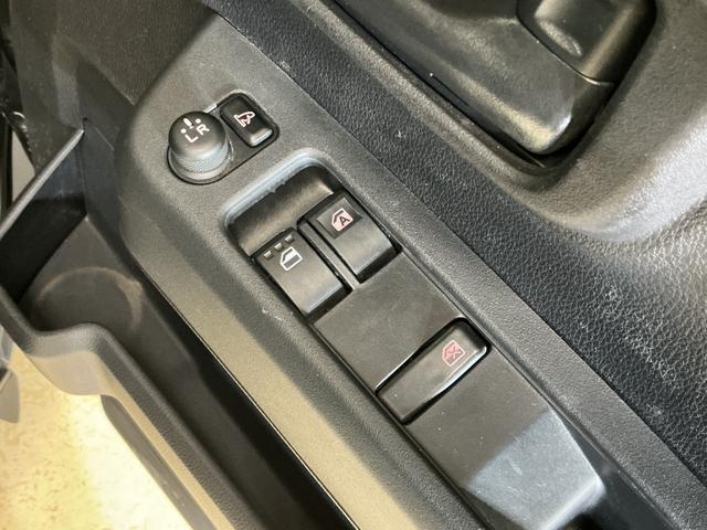 ハイゼットカーゴクルーズターボ　切替式４ＷＤ　ＣＤオーディオ　オートライトターボ　切替式４ＷＤ　ＣＤオーディオ　前後コーナーセンサー　オートマチックハイビーム　オートライト　ＬＥＤヘッドライト　スマートキー　プッシュスタート　ドアバイザー　スマートアシスト　横滑り防止装置（京都府）の中古車