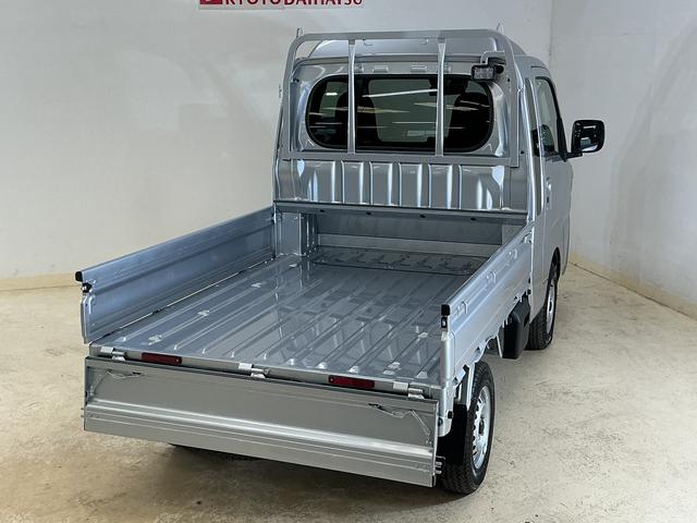 ハイゼットトラックジャンボエクストラ　届出済未使用車　切替式４ＷＤ　荷台作業灯届出済み未使用車　切替式４ＷＤ　３方開　荷台作業灯　前後コーナーセンサー　オートマチックハイビーム　ＬＥＤヘッドライト　オートライト　フォグライト　スマートキー　スマートアシスト　プッシュスタート（京都府）の中古車