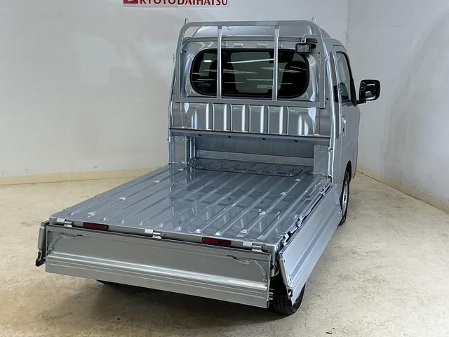 ハイゼットトラックジャンボエクストラ　届出済未使用車　切替式４ＷＤ　荷台作業灯届出済み未使用車　切替式４ＷＤ　３方開　荷台作業灯　前後コーナーセンサー　オートマチックハイビーム　ＬＥＤヘッドライト　オートライト　フォグライト　スマートキー　スマートアシスト　プッシュスタート（京都府）の中古車