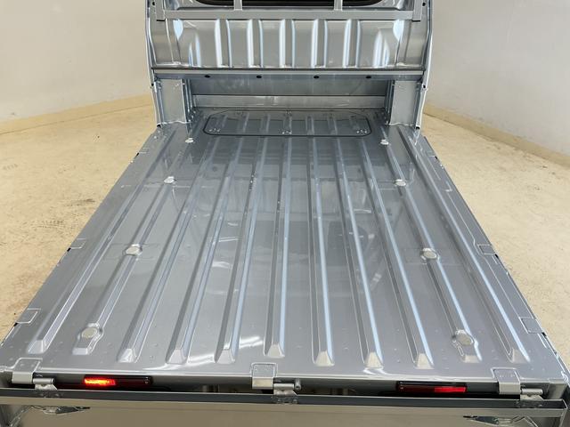 ハイゼットトラックジャンボエクストラ　届出済未使用車　切替式４ＷＤ　荷台作業灯届出済み未使用車　切替式４ＷＤ　３方開　荷台作業灯　前後コーナーセンサー　オートマチックハイビーム　ＬＥＤヘッドライト　オートライト　フォグライト　スマートキー　スマートアシスト　プッシュスタート（京都府）の中古車