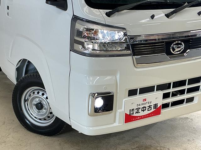 ハイゼットトラックジャンボエクストラ 届出済未使用車 切替式4WD 荷台作業灯届出済み未使用車 切替式4WD 3方開 荷台作業灯 前後コーナーセンサー オートマチックハイビーム LEDヘッドライト オートライト フォグライト スマートキー プッシュスタート スマートアシスト(京都府)の中古車