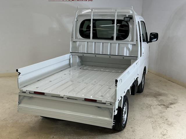 ハイゼットトラックジャンボエクストラ 届出済未使用車 切替式4WD 荷台作業灯届出済み未使用車 切替式4WD 3方開 荷台作業灯 前後コーナーセンサー オートマチックハイビーム LEDヘッドライト オートライト フォグライト スマートキー プッシュスタート スマートアシスト(京都府)の中古車