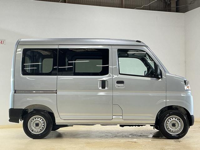 ハイゼットカーゴＤＸ　届出済み未使用車　ラジオデッキ　コーナーセンサー届出済み未使用車　ラジオデッキ　コーナーセンサー　オートハイビーム　キーレス　オートライト　スマアシ　スペアキー有り　横滑り防止装置　アイドリングストップ　１２Ｖ電源ソケット　マニュアルエアコン（京都府）の中古車