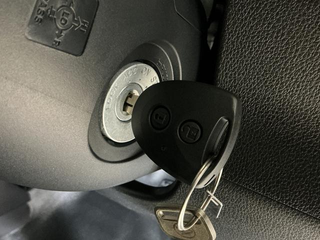 ハイゼットカーゴＤＸ　届出済み未使用車　ラジオデッキ　コーナーセンサー届出済み未使用車　ラジオデッキ　コーナーセンサー　オートハイビーム　キーレス　オートライト　スマアシ　スペアキー有り　横滑り防止装置　アイドリングストップ　１２Ｖ電源ソケット　マニュアルエアコン（京都府）の中古車