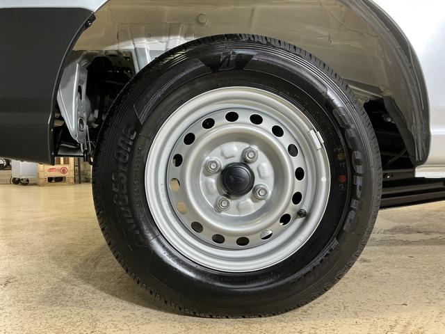 ハイゼットカーゴＤＸ　届出済み未使用車　ラジオデッキ　コーナーセンサー届出済み未使用車　ラジオデッキ　コーナーセンサー　オートハイビーム　キーレス　オートライト　スマアシ　スペアキー有り　横滑り防止装置　アイドリングストップ　１２Ｖ電源ソケット　マニュアルエアコン（京都府）の中古車