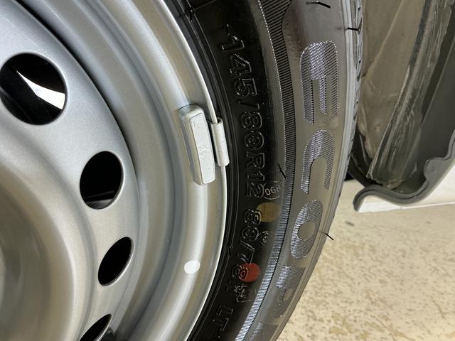 ハイゼットカーゴＤＸ　届出済み未使用車　ラジオデッキ　コーナーセンサー届出済み未使用車　ラジオデッキ　コーナーセンサー　オートハイビーム　キーレス　オートライト　スマアシ　スペアキー有り　横滑り防止装置　アイドリングストップ　１２Ｖ電源ソケット　マニュアルエアコン（京都府）の中古車