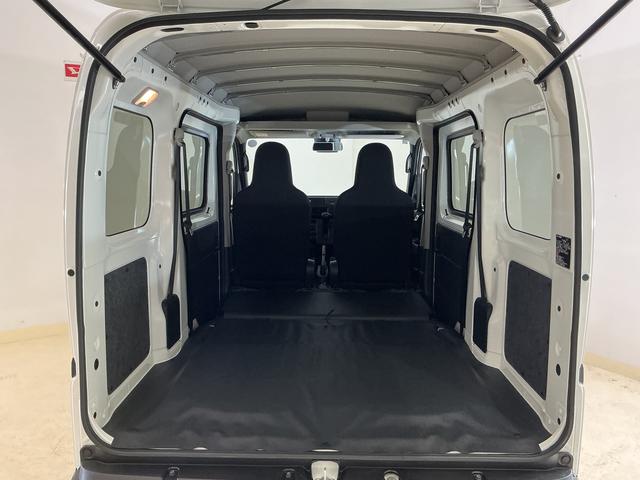 ハイゼットカーゴＤＸ　届出済み未使用車　電子制御式４ＷＤ　ＣＶＴ車　ラジオ届出済み未使用車　電子制御式４ＷＤ　ＣＶＴ車　ラジオデッキ　コーナーセンサー　オートハイビーム　キーレスエントリー　オートライト　スペアキー有り　スマートアシスト　アイドリングストップ　横滑り防止装置（京都府）の中古車