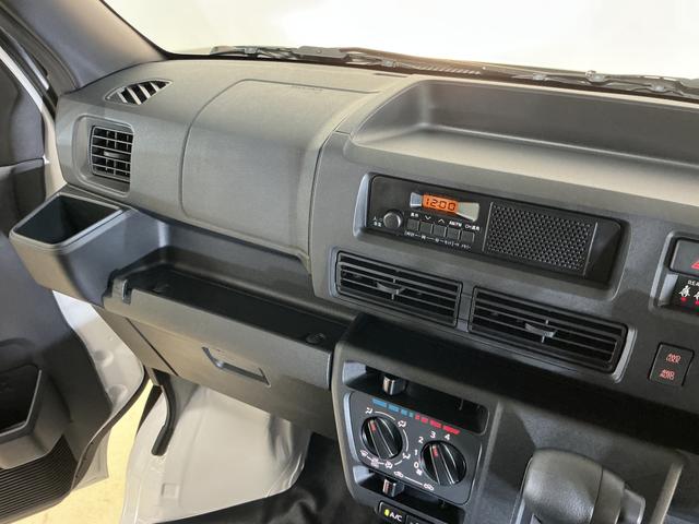 ハイゼットカーゴＤＸ　届出済み未使用車　電子制御式４ＷＤ　ＣＶＴ車　ラジオ届出済み未使用車　電子制御式４ＷＤ　ＣＶＴ車　ラジオデッキ　コーナーセンサー　オートハイビーム　キーレスエントリー　オートライト　スペアキー有り　スマートアシスト　アイドリングストップ　横滑り防止装置（京都府）の中古車