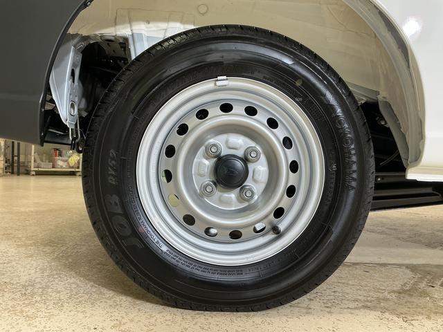 ハイゼットカーゴＤＸ　届出済み未使用車　電子制御式４ＷＤ　ＣＶＴ車　ラジオ届出済み未使用車　電子制御式４ＷＤ　ＣＶＴ車　ラジオデッキ　コーナーセンサー　オートハイビーム　キーレスエントリー　オートライト　スペアキー有り　スマートアシスト　アイドリングストップ　横滑り防止装置（京都府）の中古車
