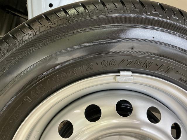ハイゼットカーゴＤＸ　届出済み未使用車　電子制御式４ＷＤ　ＣＶＴ車　ラジオ届出済み未使用車　電子制御式４ＷＤ　ＣＶＴ車　ラジオデッキ　コーナーセンサー　オートハイビーム　キーレスエントリー　オートライト　スペアキー有り　スマートアシスト　アイドリングストップ　横滑り防止装置（京都府）の中古車