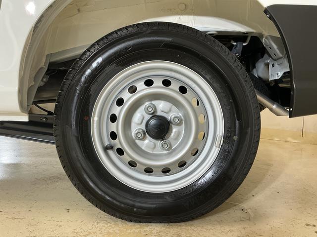 ハイゼットカーゴＤＸ　届出済未使用車　４ＷＤ　スマートアシスト　キーレス届出済未使用車　４ＷＤ　スマートアシスト　キーレスリモコン　スチールホイール　マニュアルエアコン　フロントパワーウインド　コーナーセンサー　オートライト　ＡＭ／ＦＭチューナー　オートハイビーム　ＡＢＳ（京都府）の中古車