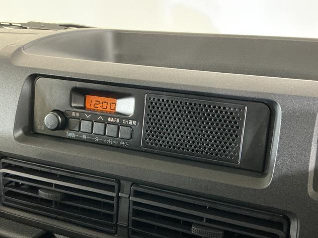 ハイゼットカーゴDX 届出済み未使用車 電子制御式4WD CVT車 ラジオ届出済み未使用車 電子制御式4WD CVT車 ラジオデッキ コーナーセンサー オートハイビーム オートライト キーレスエントリー スペアキー有り 横滑り防止装置 スマートアシスト アイドリングストップ(京都府)の中古車