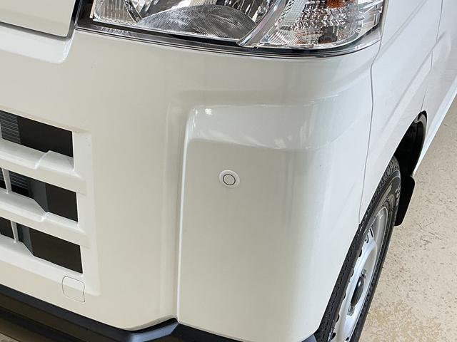 ハイゼットカーゴDX 届出済み未使用車 電子制御式4WD CVT車 ラジオ届出済み未使用車 電子制御式4WD CVT車 ラジオデッキ コーナーセンサー オートハイビーム オートライト キーレスエントリー スペアキー有り 横滑り防止装置 スマートアシスト アイドリングストップ(京都府)の中古車