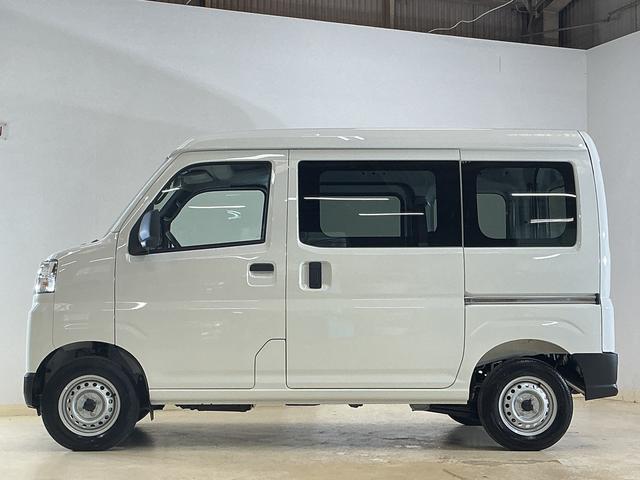 ハイゼットカーゴDX 届出済み未使用車 電子制御式4WD CVT車 ラジオ届出済み未使用車 電子制御式4WD CVT車 ラジオデッキ コーナーセンサー オートハイビーム オートライト キーレスエントリー スペアキー有り 横滑り防止装置 スマートアシスト アイドリングストップ(京都府)の中古車