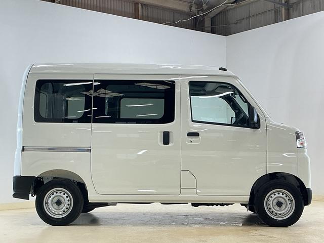 ハイゼットカーゴDX 届出済み未使用車 電子制御式4WD CVT車 ラジオ届出済み未使用車 電子制御式4WD CVT車 ラジオデッキ コーナーセンサー オートハイビーム オートライト キーレスエントリー スペアキー有り 横滑り防止装置 スマートアシスト アイドリングストップ(京都府)の中古車