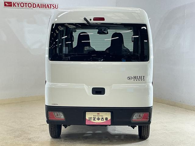 ハイゼットカーゴDX 届出済み未使用車 電子制御式4WD CVT車 ラジオ届出済み未使用車 電子制御式4WD CVT車 ラジオデッキ コーナーセンサー オートハイビーム オートライト キーレスエントリー スペアキー有り 横滑り防止装置 スマートアシスト アイドリングストップ(京都府)の中古車