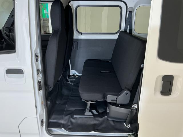 ハイゼットカーゴDX 届出済み未使用車 電子制御式4WD CVT車 ラジオ届出済み未使用車 電子制御式4WD CVT車 ラジオデッキ コーナーセンサー オートハイビーム オートライト キーレスエントリー スペアキー有り 横滑り防止装置 スマートアシスト アイドリングストップ(京都府)の中古車