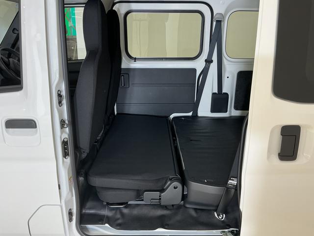 ハイゼットカーゴDX 届出済み未使用車 電子制御式4WD CVT車 ラジオ届出済み未使用車 電子制御式4WD CVT車 ラジオデッキ コーナーセンサー オートハイビーム オートライト キーレスエントリー スペアキー有り 横滑り防止装置 スマートアシスト アイドリングストップ(京都府)の中古車
