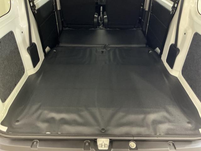 ハイゼットカーゴDX 届出済み未使用車 電子制御式4WD CVT車 ラジオ届出済み未使用車 電子制御式4WD CVT車 ラジオデッキ コーナーセンサー オートハイビーム オートライト キーレスエントリー スペアキー有り 横滑り防止装置 スマートアシスト アイドリングストップ(京都府)の中古車