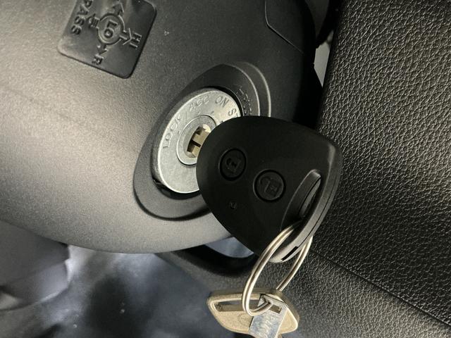 ハイゼットカーゴDX 届出済み未使用車 電子制御式4WD CVT車 ラジオ届出済み未使用車 電子制御式4WD CVT車 ラジオデッキ コーナーセンサー オートハイビーム オートライト キーレスエントリー スペアキー有り 横滑り防止装置 スマートアシスト アイドリングストップ(京都府)の中古車