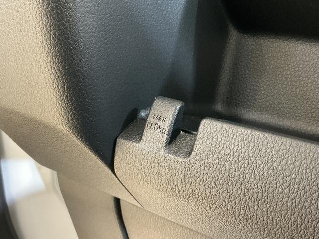 ハイゼットカーゴDX 届出済み未使用車 電子制御式4WD CVT車 ラジオ届出済み未使用車 電子制御式4WD CVT車 ラジオデッキ コーナーセンサー オートハイビーム オートライト キーレスエントリー スペアキー有り 横滑り防止装置 スマートアシスト アイドリングストップ(京都府)の中古車