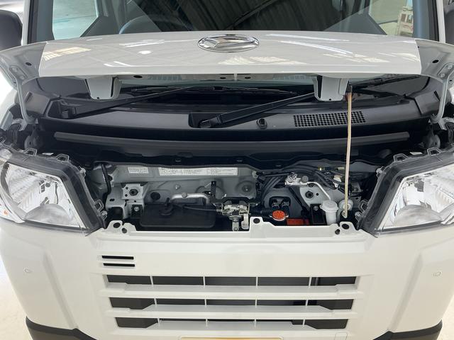 ハイゼットカーゴDX 届出済み未使用車 電子制御式4WD CVT車 ラジオ届出済み未使用車 電子制御式4WD CVT車 ラジオデッキ コーナーセンサー オートハイビーム オートライト キーレスエントリー スペアキー有り 横滑り防止装置 スマートアシスト アイドリングストップ(京都府)の中古車