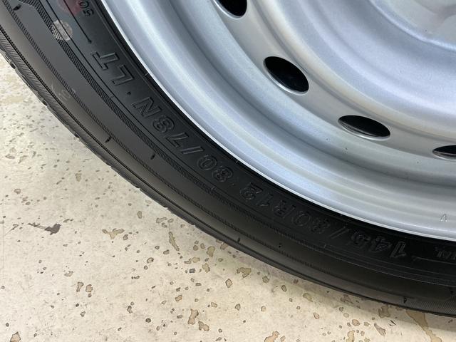 ハイゼットカーゴDX 届出済み未使用車 電子制御式4WD CVT車 ラジオ届出済み未使用車 電子制御式4WD CVT車 ラジオデッキ コーナーセンサー オートハイビーム オートライト キーレスエントリー スペアキー有り 横滑り防止装置 スマートアシスト アイドリングストップ(京都府)の中古車