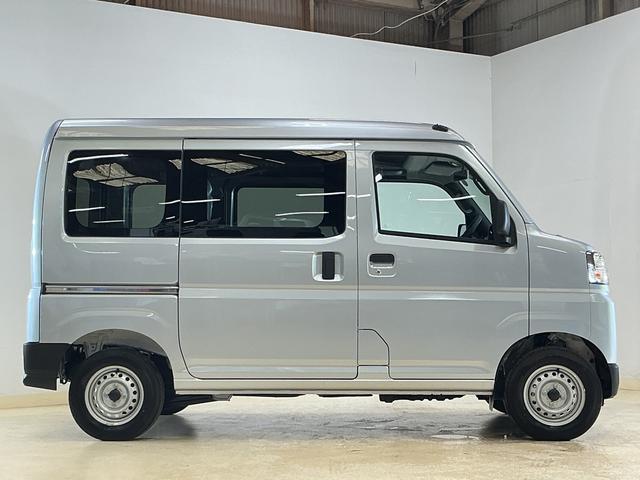 ハイゼットカーゴＤＸ　届出済み未使用車　ＣＶＴ車　ラジオ　コーナーセンサー届出済み未使用車　ＣＶＴ車　ラジオデッキ　コーナーセンサー　オートハイビーム　キーレスエントリー　スペアキー有り　オートライト　スマアシ　アイドリングストップ　横滑り防止装置　１２Ｖ電源ソケット（京都府）の中古車